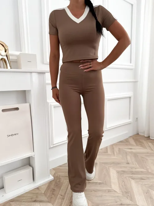 Komplet damski z bluzką V-neck i spodniami z lampasami